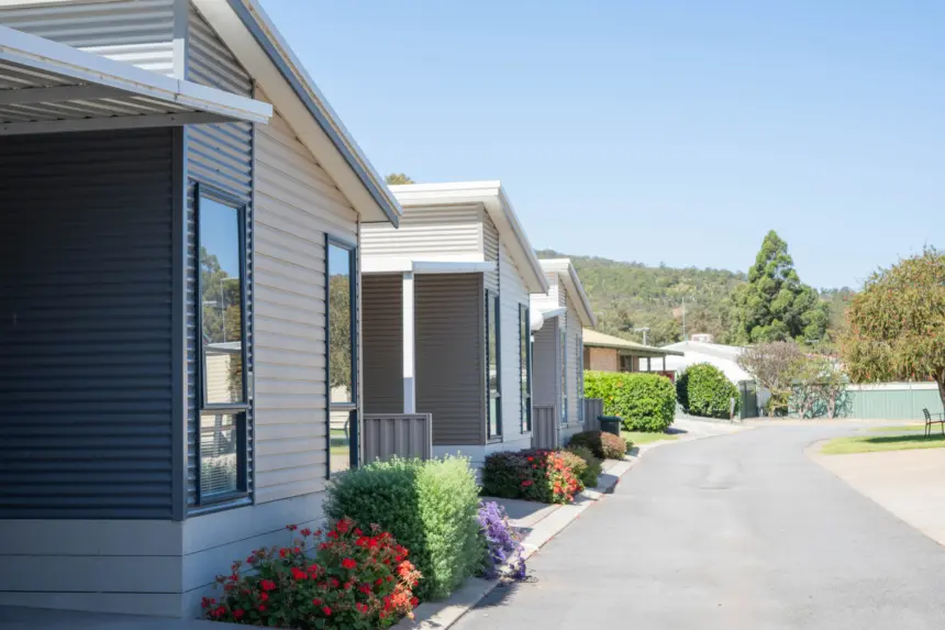 Serpentine Stock Cabin