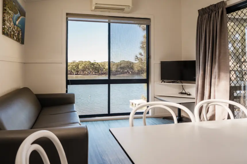 Deluxe Waterfront Spa Villa 2 BR Sleeps 6 Tasman Holiday Prak 32